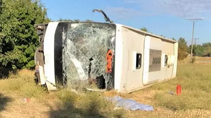 Tur otobüsü öğrenci servisine çarptı