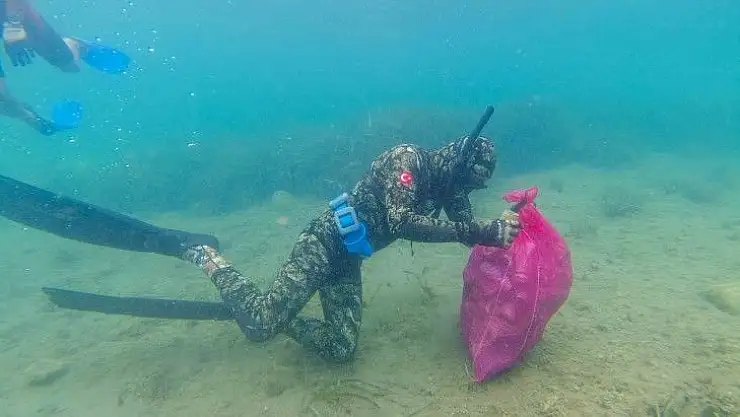 Turgutreis'te sahil ve deniz dibi temizliği