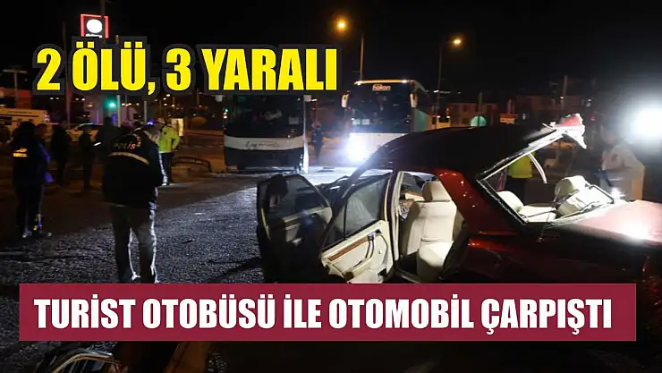 Turist Otobüsü ile Otomobil Çarpıştı: 2 Ölü, 3 Yaralı