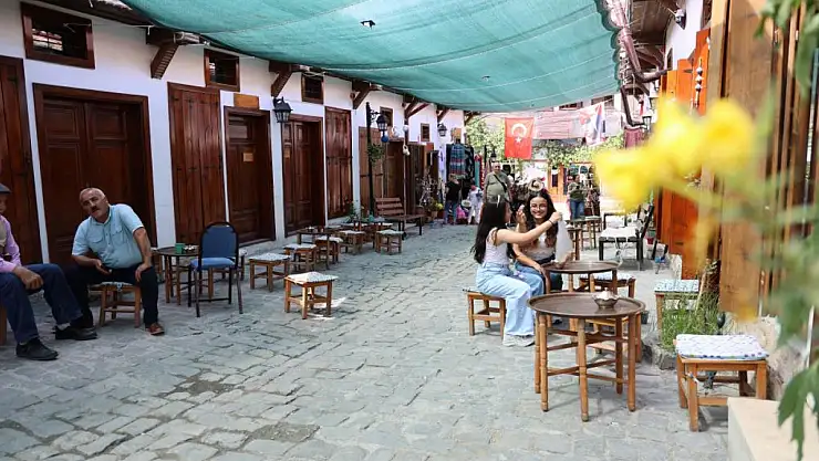 Türkiye'ye örnek oldu, bu sokak kadınların el emeğiyle canlandı