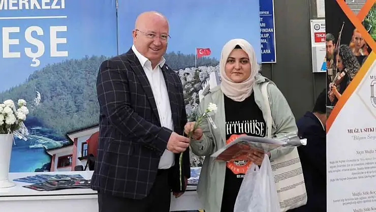 ÜNİVERSİTE ÖĞRENCİLERİNE BAŞKAN GÜMÜŞ'TEN KARANFİLLİ KARŞILAMA