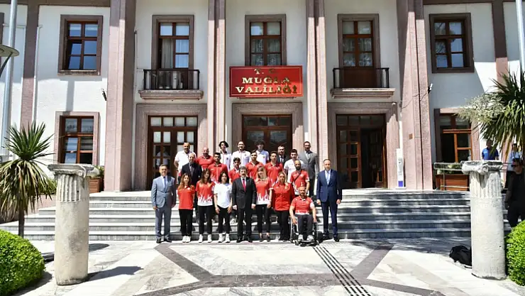 Vali Orhan Tavlı, şampiyon gençlerle bir araya geldi