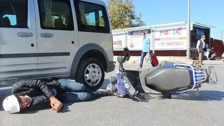Yaralanan motosiklet sürücüsü, kıpırdamadan ambulansı bekledi