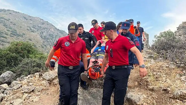 Yaralı turisti iki saat sedye ile taşıdılar