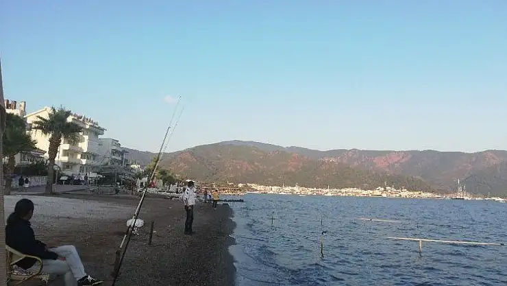 Yazın kulaç attıkları denize bu kez oltalarını attılar