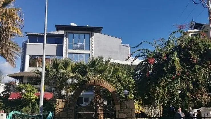 Yıkım kararı çıkan apart otel boşaltılıyor