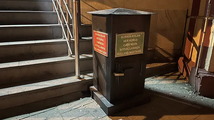 Yılbaşı Gecesi Caminin Yardım Kutusunu Zorlayan Şüpheliler Olay Yerinden Kaçtı