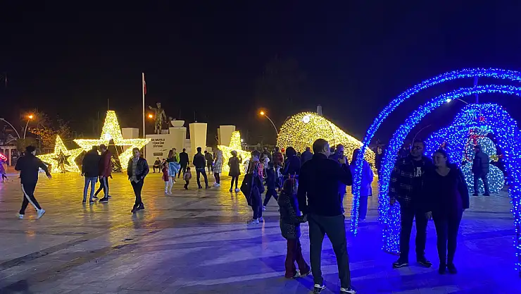 Yılbaşı Gecesine Yaklaşırken Beşkaza Meydanı Işıl Işıl