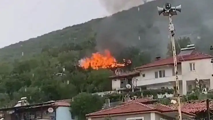 Yıldırım düşen ev küle döndü