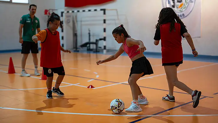 Yıldız Kızlar Salon Futbolu İle Tanıştı