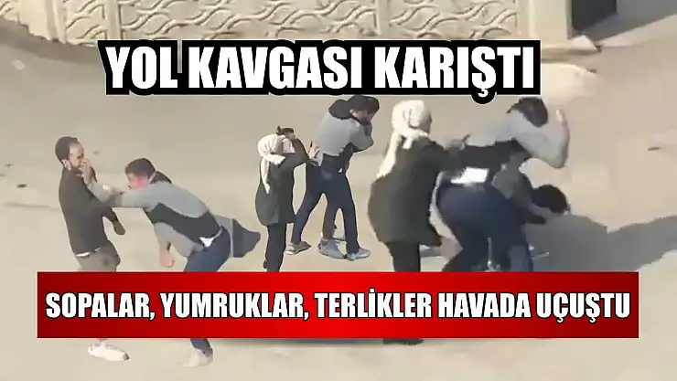 Yol kavgası karıştı: Sopalar, yumruklar, terlikler havada uçuştu