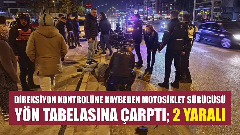 Direksiyon kontrolüne kaybeden motosiklet sürücüsü yön tabelasına çarptı 2 yaralı