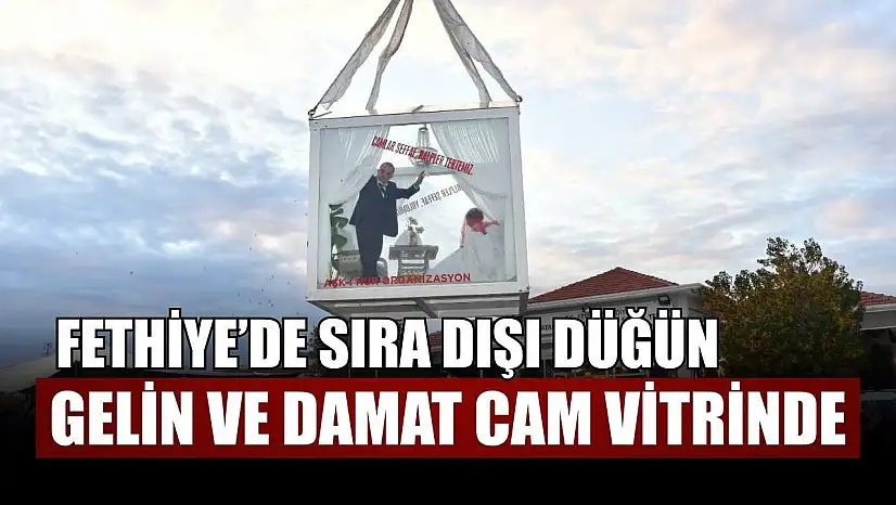Fethiye'de sıra dışı düğün: Gelin ve damat cam vitrinde