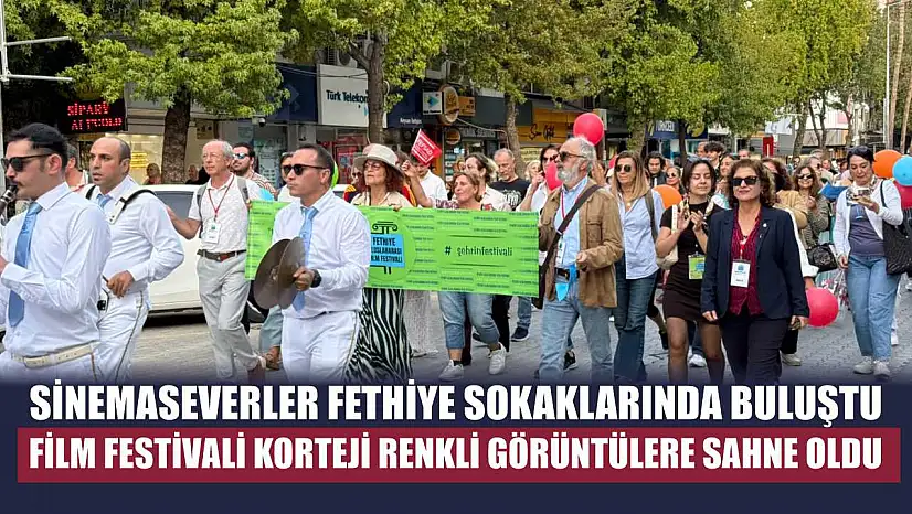 Sinemaseverler Fethiye sokaklarında buluştu: Film Festivali Korteji renkli görüntülere sahne oldu