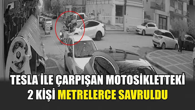 Tesla ile çarpışan motosikletteki 2 kişi metrelerce savruldu