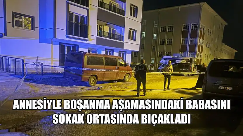 Annesiyle boşanma aşamasındaki babasını sokak ortasında bıçakladı