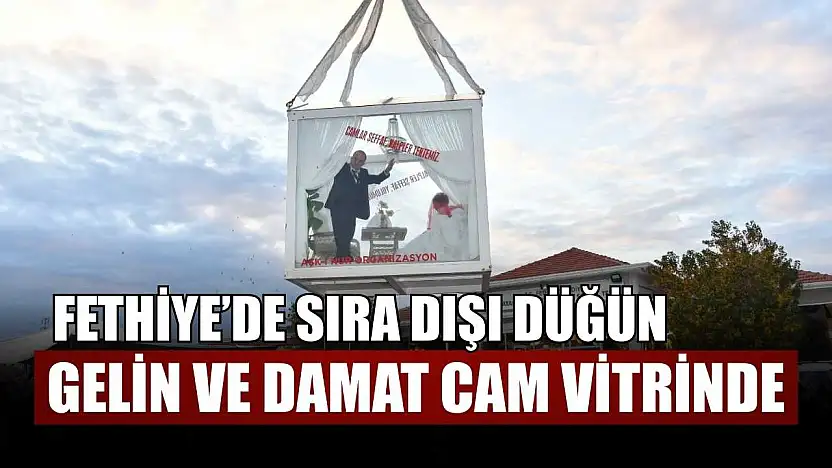 Fethiye'de sıra dışı düğün: Gelin ve damat cam vitrinde