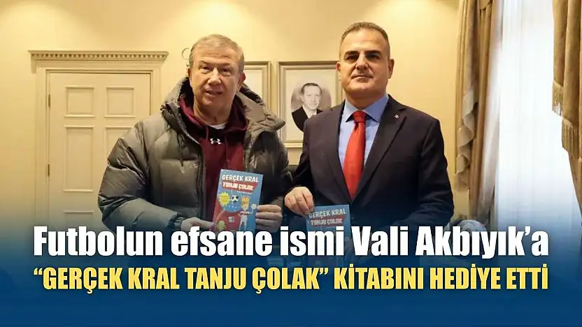Futbolun efsane ismi Vali Akbıyık'a 'Gerçek Kral Tanju Çolak' kitabını hediye etti