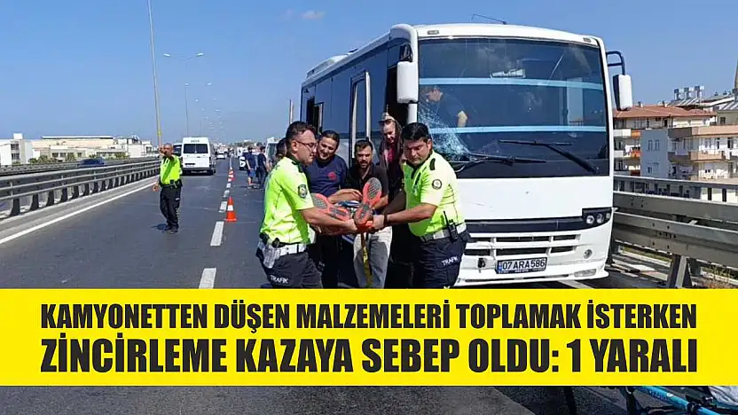 Kamyonetten düşen malzemeleri toplamak isterken zincirleme kazaya sebep oldu: 1 yaralı