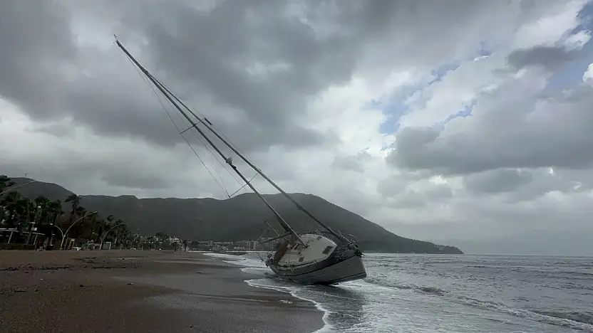 Marmaris'te şiddetli fırtına ve sağanak yağış etkili oluyor