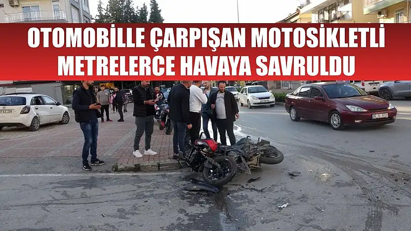 Otomobille çarpışan motosikletli, metrelerce havaya savruldu
