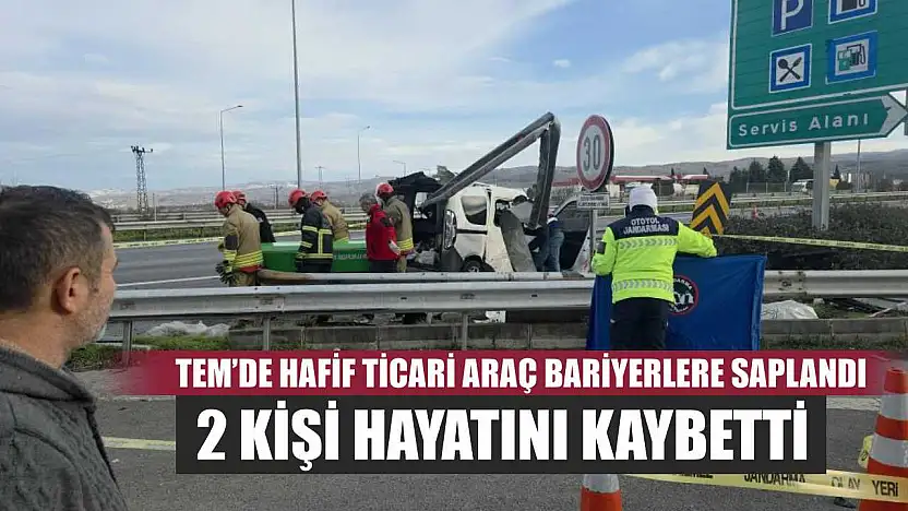 TEM'de hafif ticari araç bariyerlere saplandı, 2 kişi hayatını kaybetti
