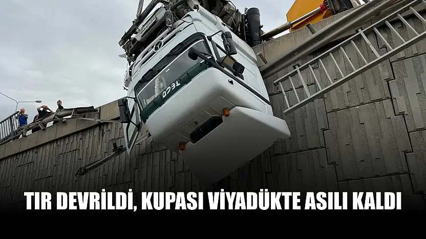 Tır devrildi, kupası viyadükte asılı kaldı
