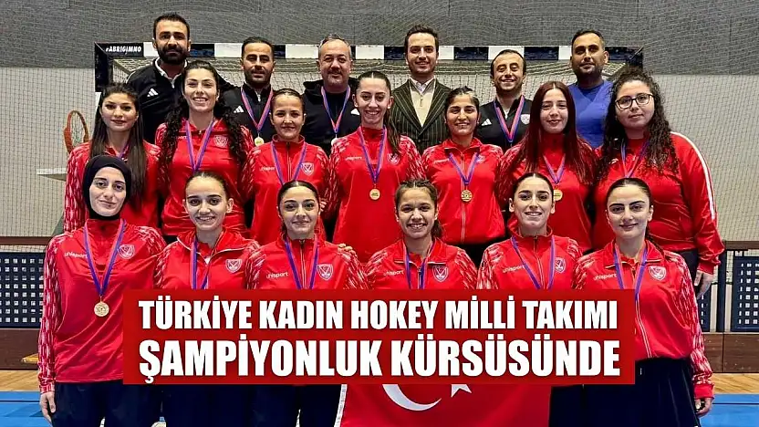 Türkiye Kadın Hokey Milli Takımı şampiyonluk kürsüsünde
