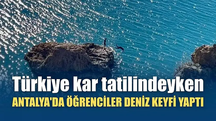 Türkiye kar tatilindeyken Antalya'da öğrenciler deniz keyfi yaptı