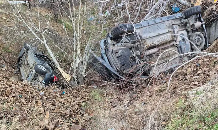 Antalya-Denizli Yolu'nda otomobil şarampole devrildi: 4 yaralı