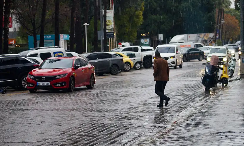 Fethiye'de kuvvetli sağanak ve fırtına gece saatlerine kadar sürecek