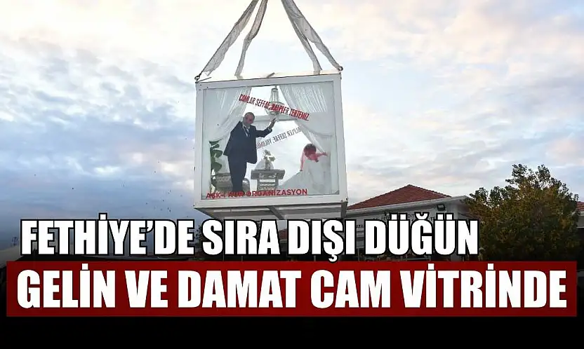 Fethiye'de sıra dışı düğün: Gelin ve damat cam vitrinde