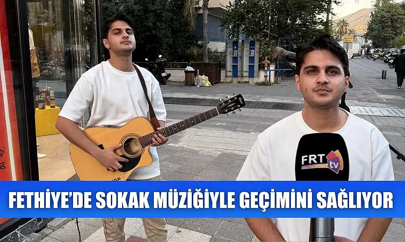 Fethiye'de Sokak Müziğiyle Geçimini Sağlıyor
