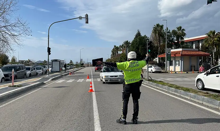 Fethiye Devlet Hastanesi önünde motosiklet ve otomobillere yönelik uygulama