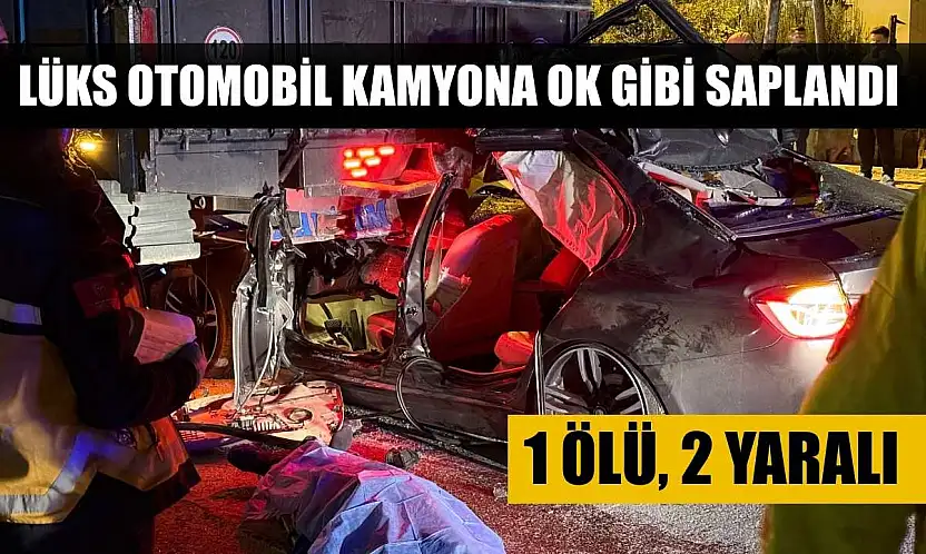 Lüks otomobil kamyona ok gibi saplandı: 1 ölü, 2 yaralı