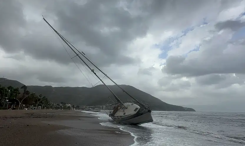 Marmaris'te şiddetli fırtına ve sağanak yağış etkili oluyor