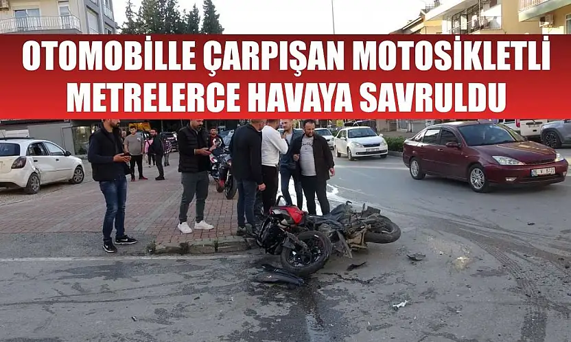 Otomobille çarpışan motosikletli, metrelerce havaya savruldu
