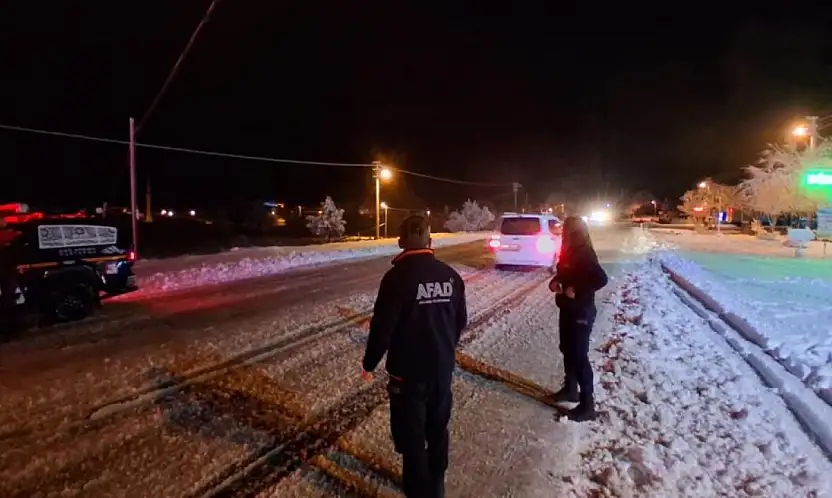 Seydikemer'de kardan kapanan yolda araçlar mahsur kaldı