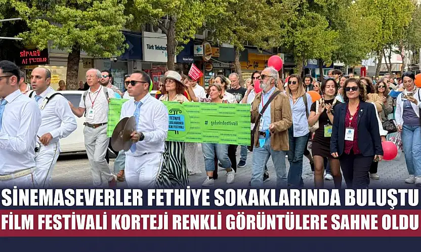 Sinemaseverler Fethiye sokaklarında buluştu: Film Festivali Korteji renkli görüntülere sahne oldu