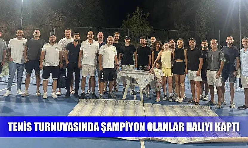 Tenis turnuvasında şampiyon olanlar halıyı kaptı