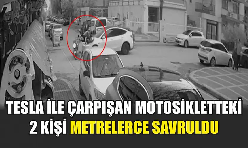 Tesla ile çarpışan motosikletteki 2 kişi metrelerce savruldu