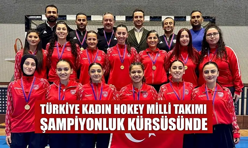 Türkiye Kadın Hokey Milli Takımı şampiyonluk kürsüsünde