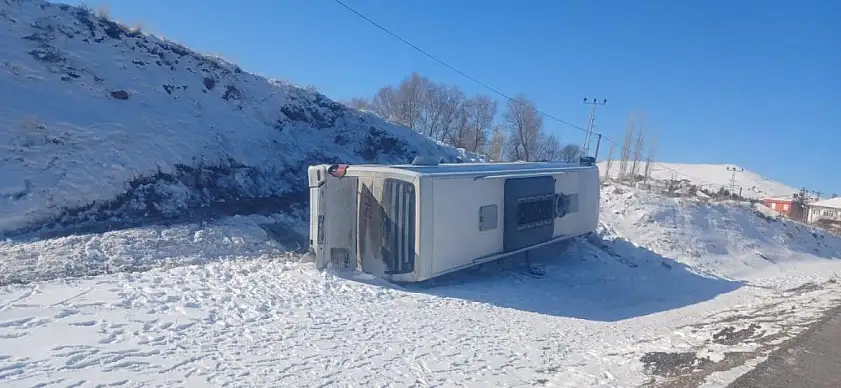 Otobüs buzlanma nedeniyle devrildi: 5 yaralı