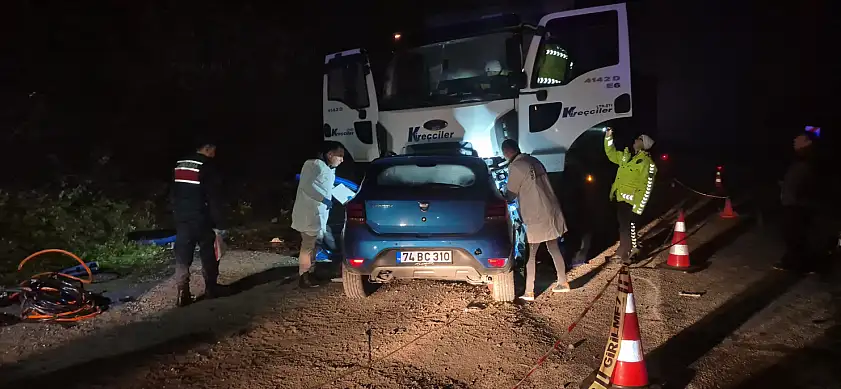 Parti dönüşü yarış yapan araç kamyonun altına girdi: 5 ölü