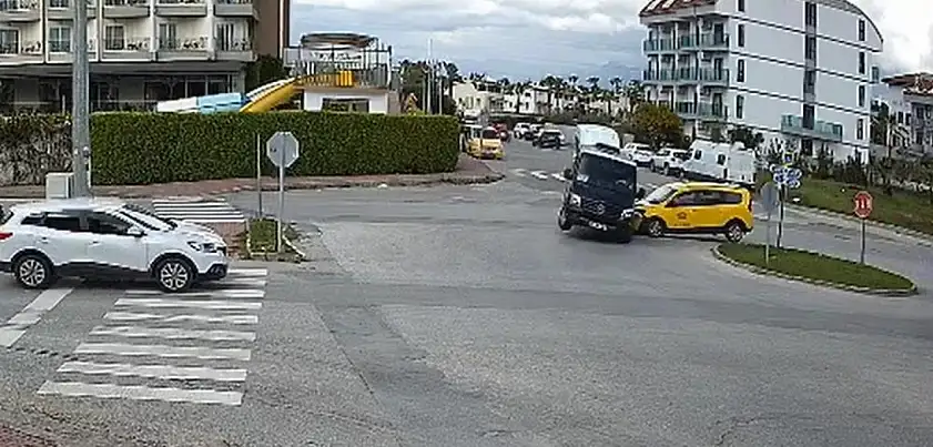 Minibüs ile ticari taksi kavşakta çarpıştı: 2'si turist 3 yaralı