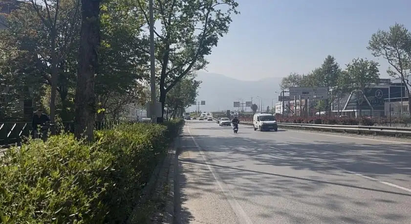 Aydınlatma direğine çarptı, duramadı! Motosikletli sürücü olay yerinde can verdi