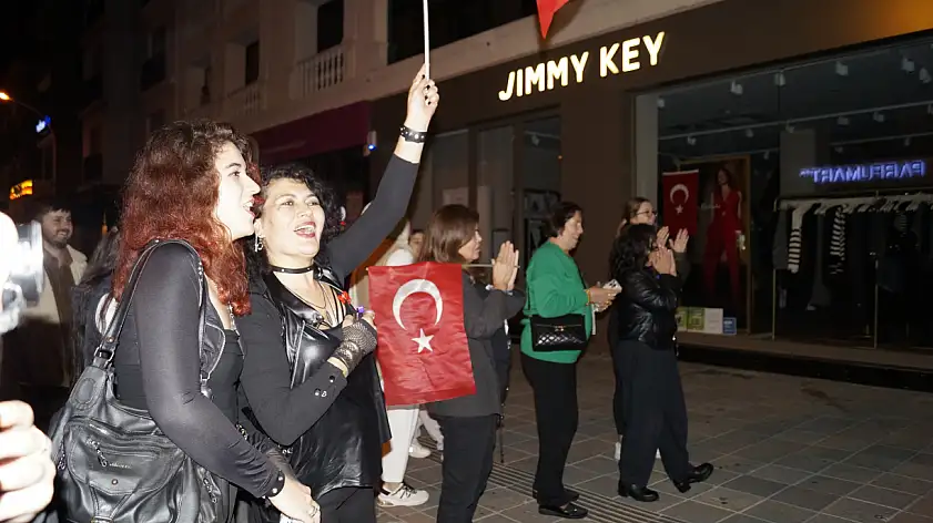 Fethiye'de Cumhuriyet Bayramı'nda Amatör Sanatçının Performansı İlgi Gördü