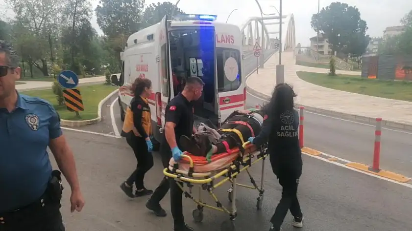 Şiddetli fırtına motosiklet sürücüsünü düşürdü! Az kalsın ölüyordu