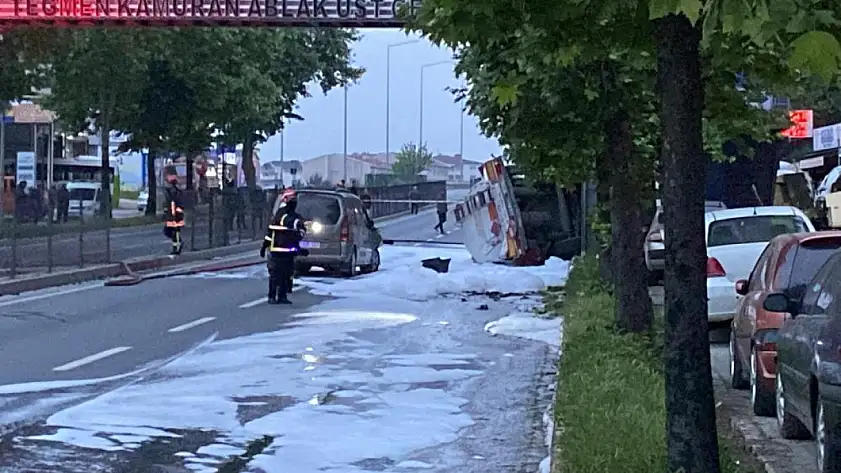 Benzin yüklü tanker kaza yaptı: Patlama riskine karşı karayolu trafiğe kapatıldı, evler tahliye edildi