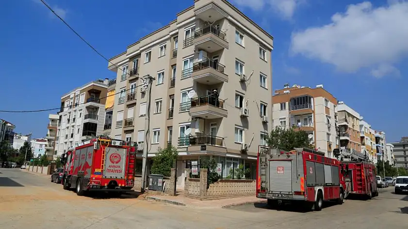 Elektrik tesisatından gelen sesle binayı boşalttı, kısa süre sonra binayı dumanlar kapladı